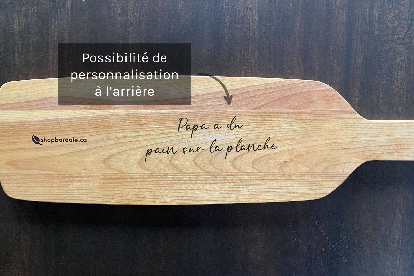 Planche à pain en bois massif en forme de bouteille de vin, personnalisable – idéale comme cadeau pour les amateurs de vin et de pain croustillant – faite à la main au Québec – Shop Boréale / Customizable solid wood bread board in the shape of a wine bottle – perfect as a gift for wine lovers and crusty bread enthusiasts – handmade in Quebec – Shop Boréale