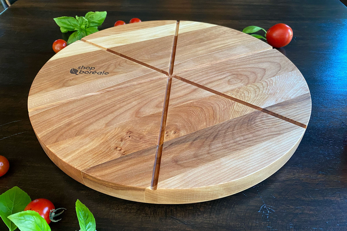 Planche à pizza en bois massif, élégante et personnalisable – idéale pour servir ou couper vos pizzas maison – fait à la main au Québec – Shop Boréale / Elegant customizable solid wood pizza board – perfect for serving or slicing homemade pizzas – handmade in Quebec – Shop Boréale