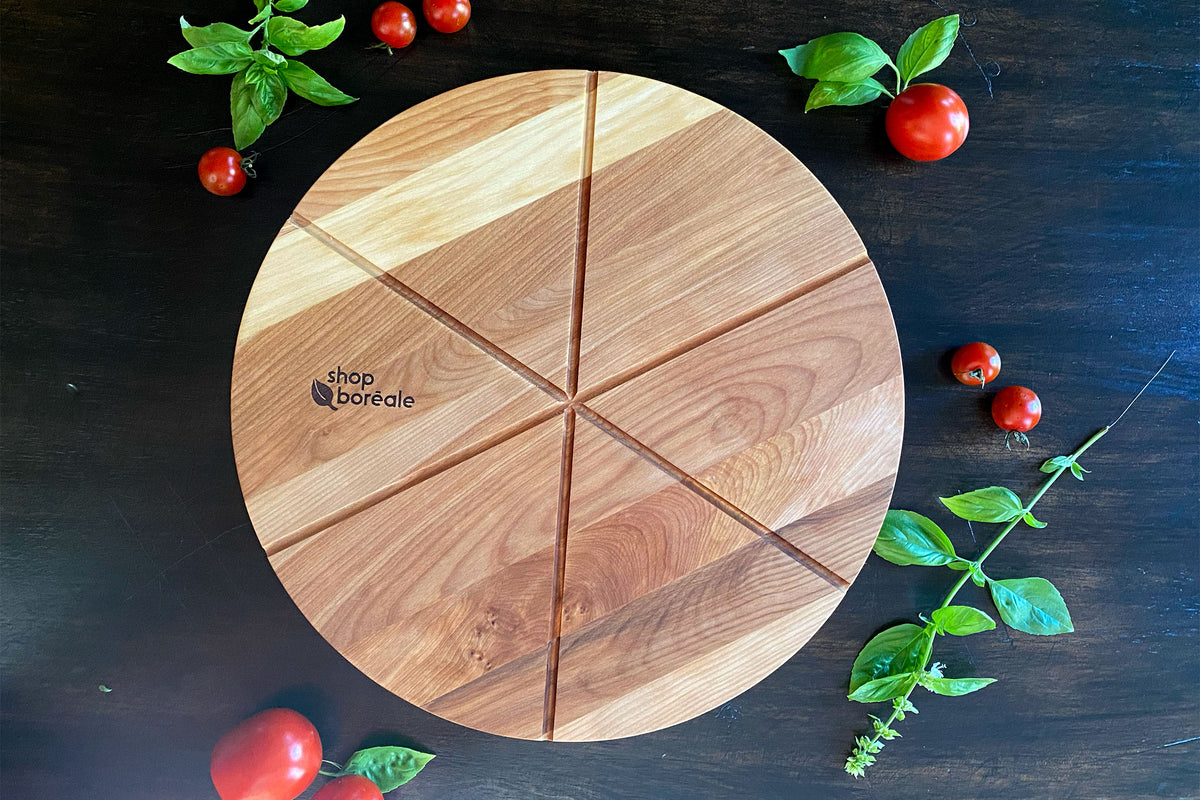 Planche à pizza en bois massif, élégante et personnalisable – idéale pour servir ou couper vos pizzas maison – fait à la main au Québec – Shop Boréale / Elegant customizable solid wood pizza board – perfect for serving or slicing homemade pizzas – handmade in Quebec – Shop Boréale