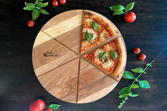 Planche à pizza en bois massif, élégante et personnalisable – idéale pour servir ou couper vos pizzas maison – fait à la main au Québec – Shop Boréale / Elegant customizable solid wood pizza board – perfect for serving or slicing homemade pizzas – handmade in Quebec – Shop Boréale