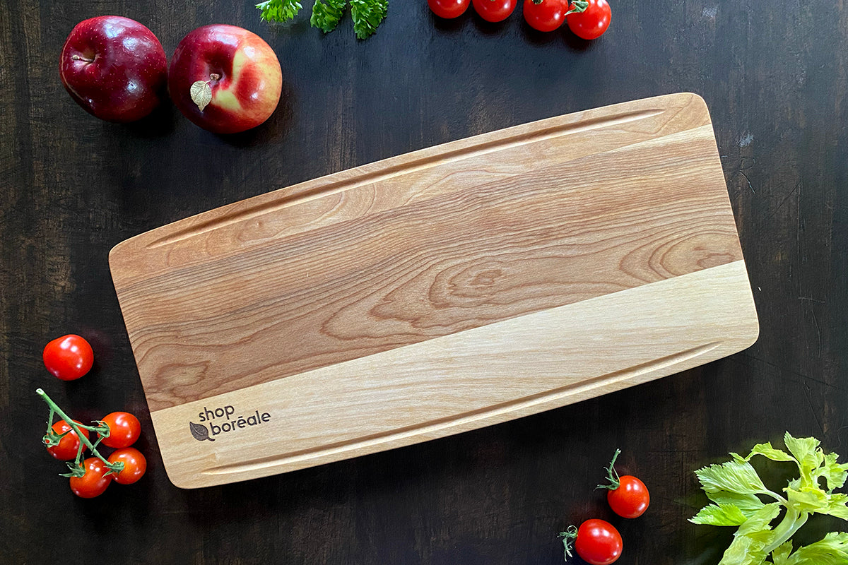 Plateau de service en bois massif, élégant et personnalisable – parfait pour apéro, fromage ou charcuterie, cadeau gourmet – fait à la main au Québec – Shop Boréale / Elegant customizable solid wood serving tray – perfect for appetizers, cheese or charcuterie, gourmet gift – handmade in Quebec – Shop Boréale