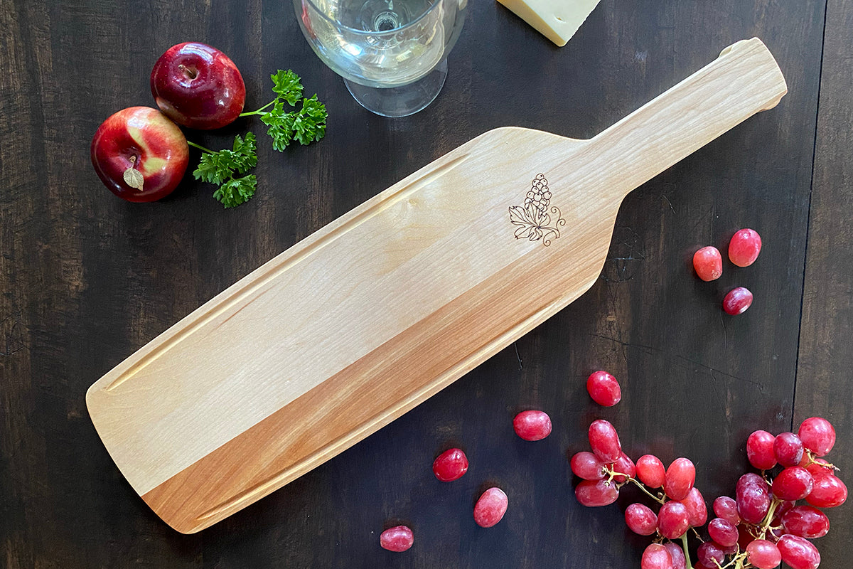 Plateau de service en bois massif en forme de bouteille de vin, élégant et personnalisable – parfait pour apéro, fromage ou charcuterie, cadeau gourmet pour amateur de vin ou mariage – fait à la main au Québec – Shop Boréale / Solid wood serving board in the shape of a wine bottle, elegant and customizable – perfect for appetizers, cheese or charcuterie, gourmet gift for wine lovers or weddings – handmade in Quebec – Shop Boréale