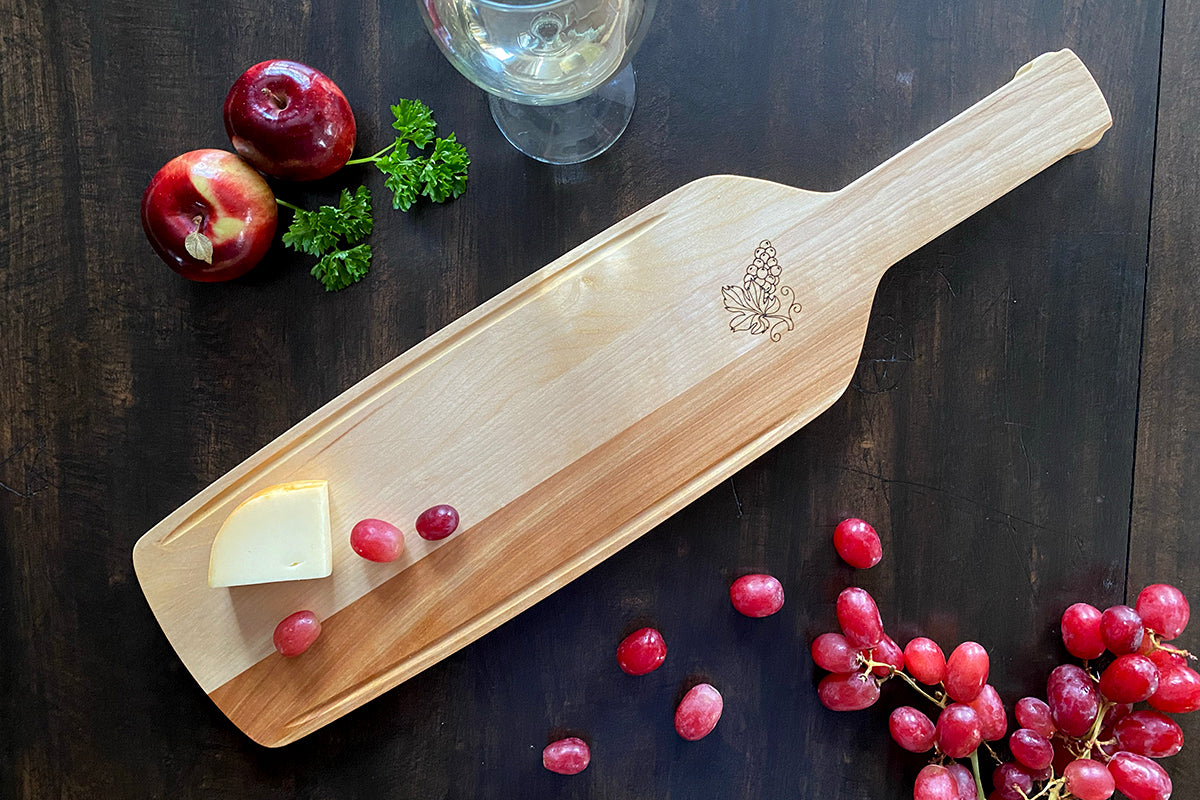 Plateau de service en bois massif en forme de bouteille de vin, élégant et personnalisable – parfait pour apéro, fromage ou charcuterie, cadeau gourmet pour amateur de vin ou mariage – fait à la main au Québec – Shop Boréale / Solid wood serving board in the shape of a wine bottle, elegant and customizable – perfect for appetizers, cheese or charcuterie, gourmet gift for wine lovers or weddings – handmade in Quebec – Shop Boréale