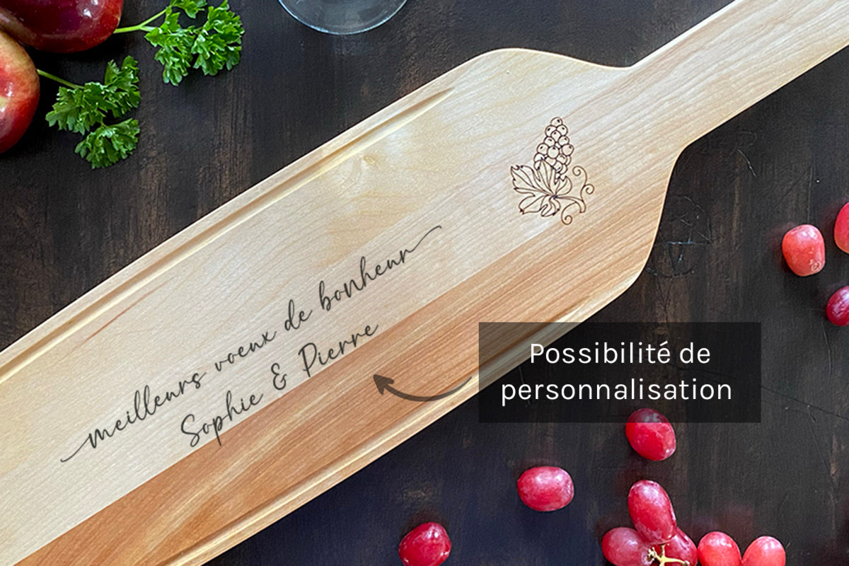 Plateau de service en bois massif en forme de bouteille de vin, élégant et personnalisable – parfait pour apéro, fromage ou charcuterie, cadeau gourmet pour amateur de vin ou mariage – fait à la main au Québec – Shop Boréale / Solid wood serving board in the shape of a wine bottle, elegant and customizable – perfect for appetizers, cheese or charcuterie, gourmet gift for wine lovers or weddings – handmade in Quebec – Shop Boréale