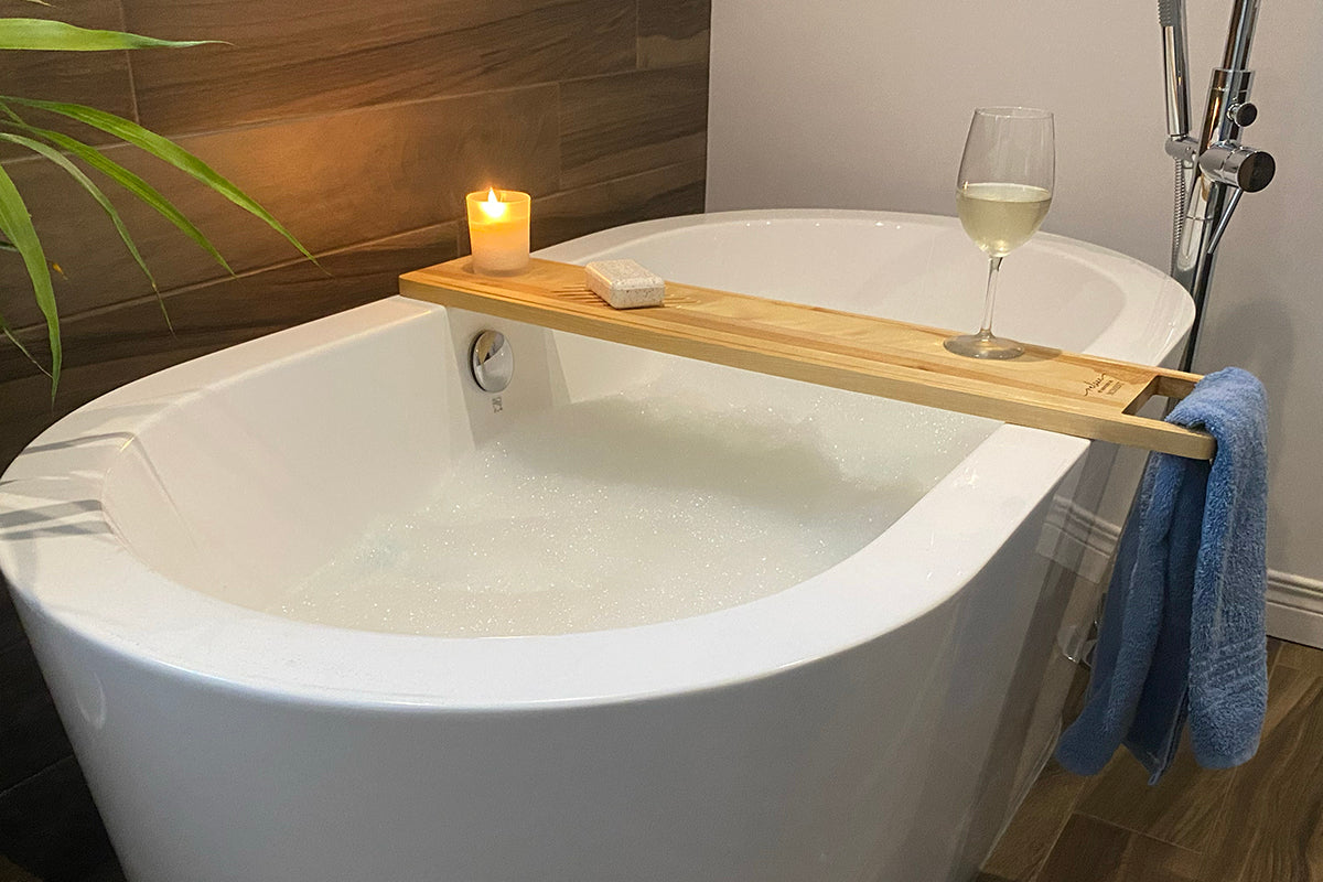 Plateau de bain en bois massif parfait pour détente, spa maison et cadeau St-Valentin pour son amoureuse – fait à la main au Québec – Shop Boréale / Solid wood bath tray, perfect for relaxation, home spa and Valentine’s gift for a loved one – handmade in Quebec – Shop Boréale