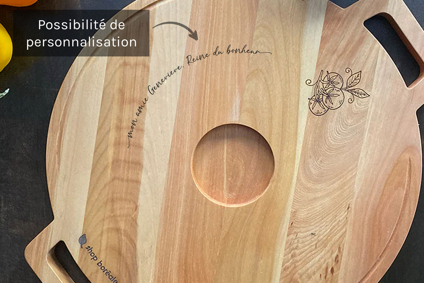 Plateau de service en bois massif avec compartiment pour trempette, pratique,  convivial et personnalisable – idéal pour légumes, nachos, craquelins, fromages ou bouchées apéro – parfait pour recevoir et partager – fait à la main au Québec – Shop Boréale / Solid wood serving board with built-in dip compartment, practical and convivial – perfect for vegetables, nachos, crackers, cheese or appetizers – ideal for entertaining and sharing – handmade in Quebec – Shop Boréale