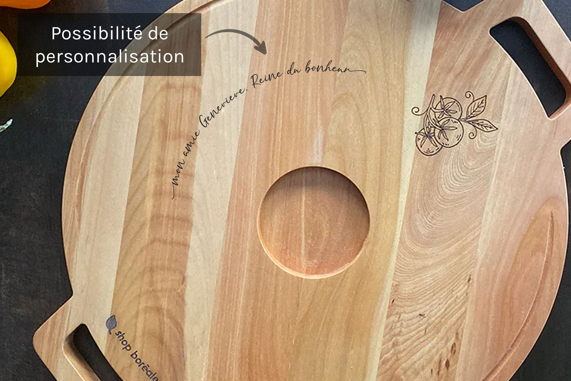 Plateau de service en bois massif avec compartiment pour trempette, pratique,  convivial et personnalisable – idéal pour légumes, nachos, craquelins, fromages ou bouchées apéro – parfait pour recevoir et partager – fait à la main au Québec – Shop Boréale / Solid wood serving board with built-in dip compartment, practical and convivial – perfect for vegetables, nachos, crackers, cheese or appetizers – ideal for entertaining and sharing – handmade in Quebec – Shop Boréale