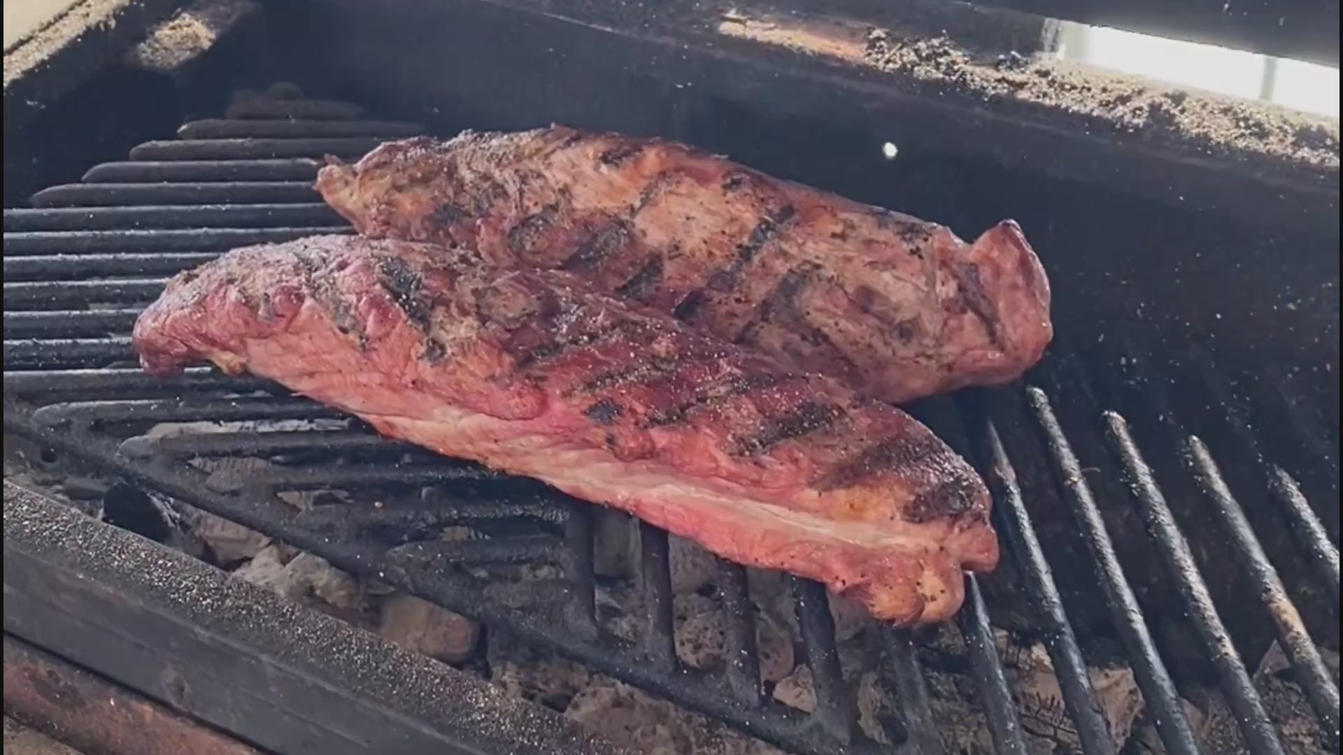 Charger la vidéo : Planche à découper en bois massif avec rainures profondes et réservoir à jus – idéale pour viande, BBQ, rôtis et steaks – faite à la main au Québec – Shop Boréale / Solid wood carving board with deep grooves and juice well – perfect for meat, BBQ, roasts and steaks – handmade in Quebec – Shop Boréale
