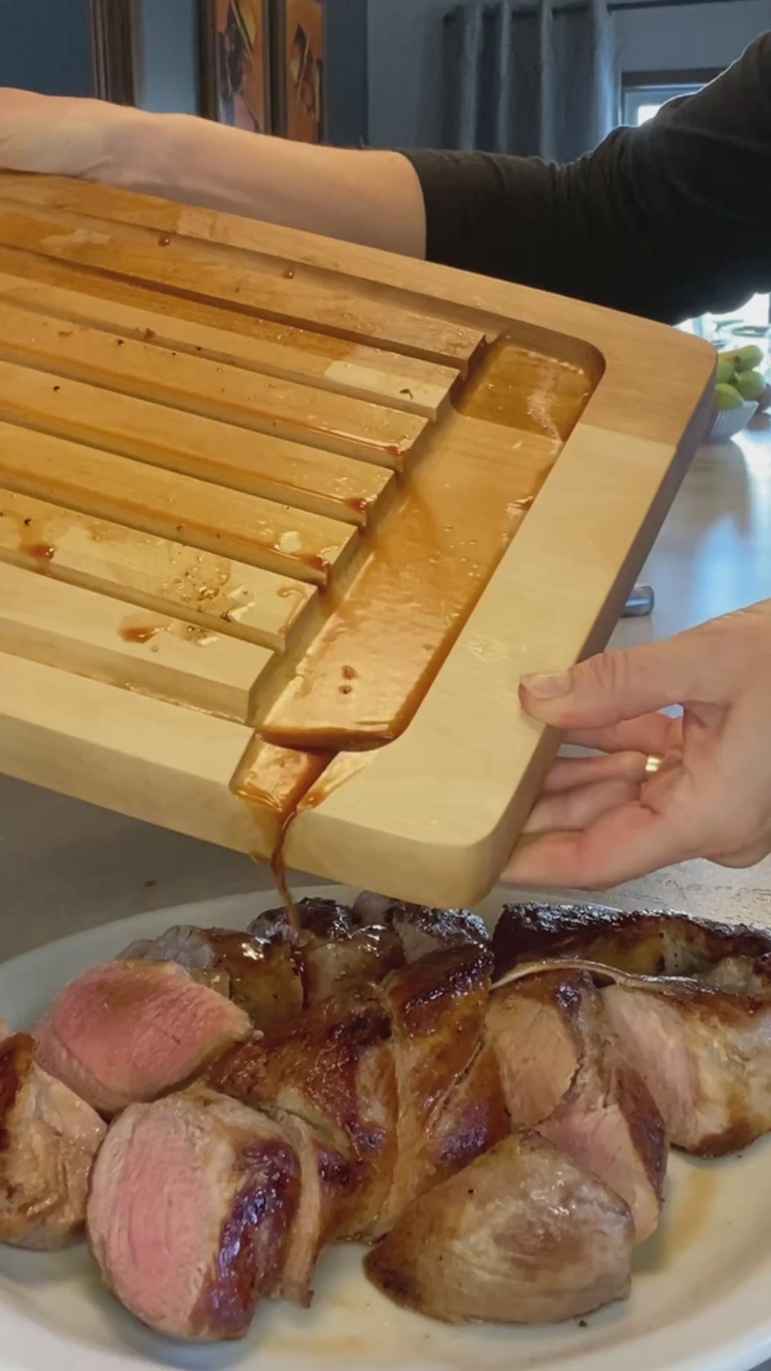 Charger la vidéo : Planche à découper pour récupérer le jus de cuisson BBQ Master